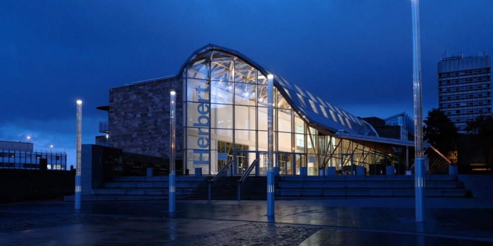 Amadeus pens art gallery deal